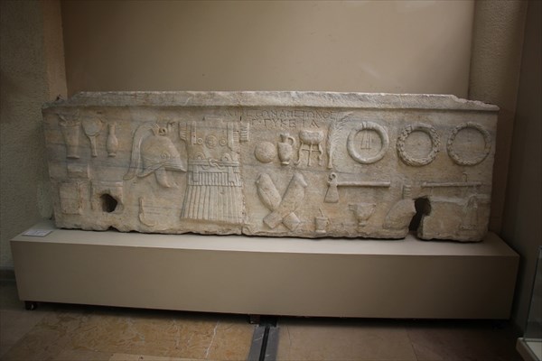 052-Надгробие Аристона и Гикеи